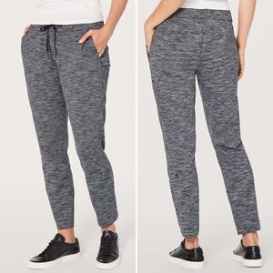 Lululemon On The Fly Pant 28" in Wee Are From Space Black Slate Size 6